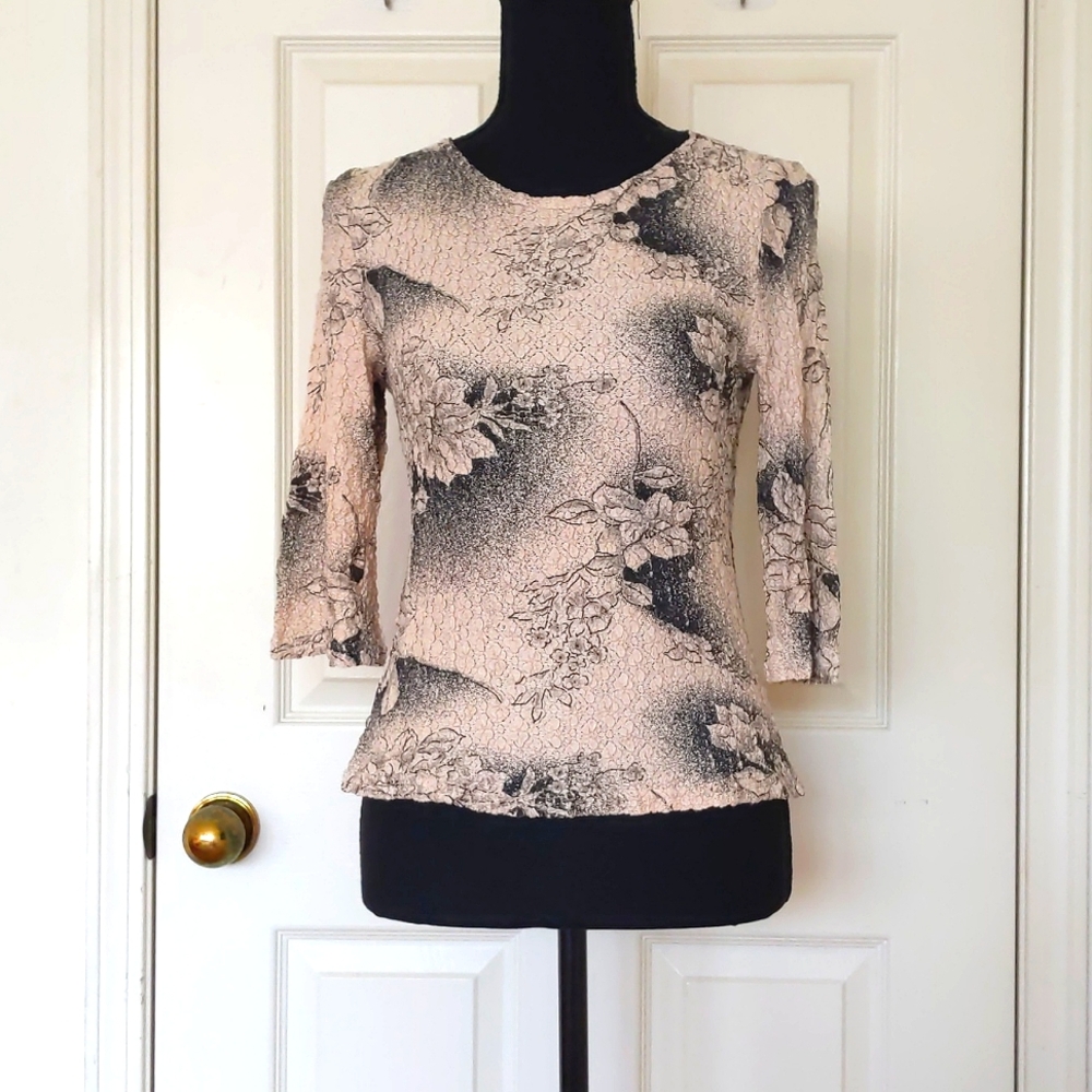 NWOT. Aria Multi Color Floral Design Elastic/Wrinkled Fabric Blouse w/3/4 sleeve